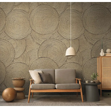 Woonkamer met bank tegen een muur met cirkelvormig touwdesignbehang