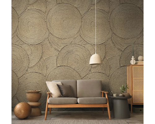 Woonkamer met bank tegen een muur met cirkelvormig touwdesignbehang