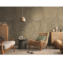 Woonkamer met behang met cirkelpatroon, rotan stoel en houten meubels