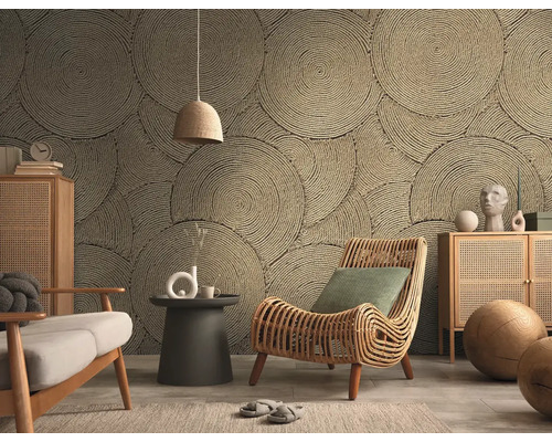 Woonkamer met behang met cirkelpatroon, rotan stoel en houten meubels