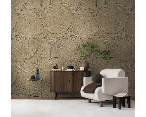 Woonkamer met decoratief cirkelwandbehang, fauteuil en houten dressoir.