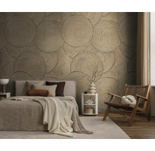 Slaapkamer met bed, stoel en wandbekleding met cirkelpatroon