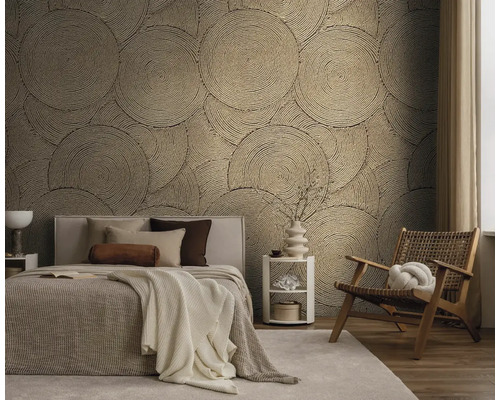 Slaapkamer met bed, stoel en wandbekleding met cirkelpatroon