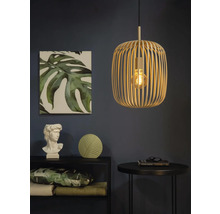 Decoratieve woonkamerscène met een houten hanglamp, een plank met decoraties en een klein tafeltje.