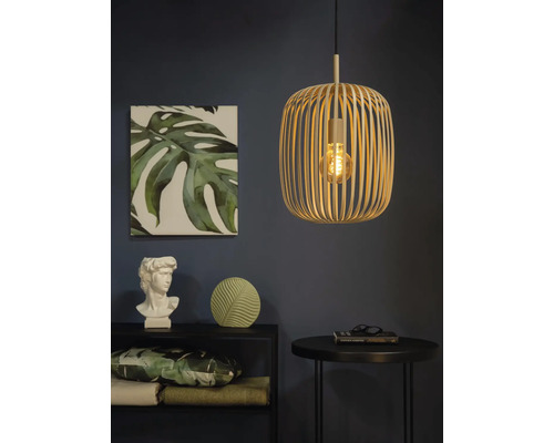 Decoratieve woonkamerscène met een houten hanglamp, een plank met decoraties en een klein tafeltje.