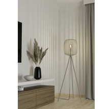 Woonkamer met moderne design staande lamp en decoratie