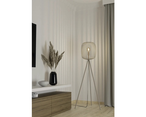 Woonkamer met moderne design staande lamp en decoratie