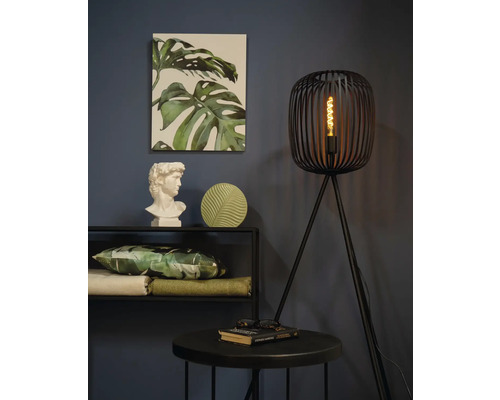 Decoratief interieur met vloerlamp, plank en woonaccessoires
