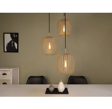 Scene met drie houten hanglampen boven een eettafel