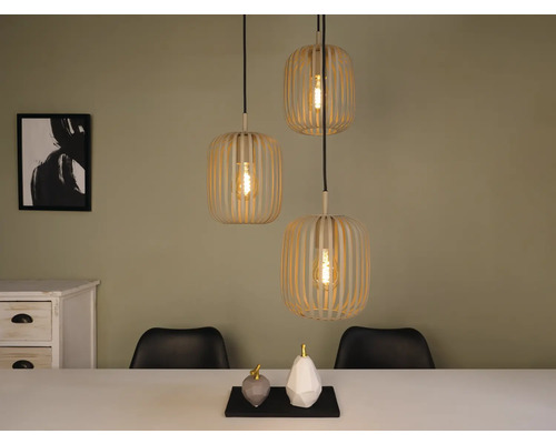 Scene met drie houten hanglampen boven een eettafel