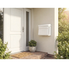 Entree met voordeur, brievenbus en deurmat