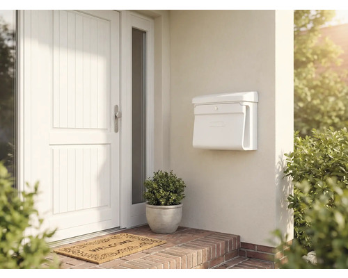 Entree met voordeur, brievenbus en deurmat