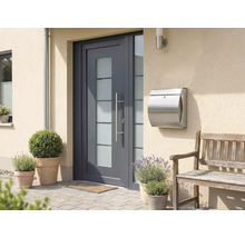 Gevel met voordeur, brievenbus en bank