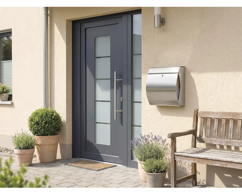 Gevel met voordeur, brievenbus en bank