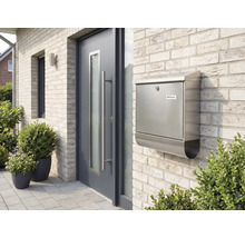 Gevel met brievenbus en voordeur