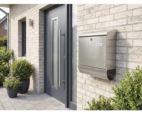 Gevel met brievenbus en voordeur