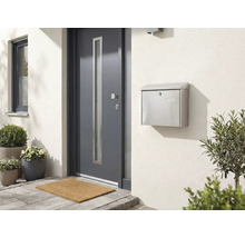 Voordeur met brievenbus aan een huismuur