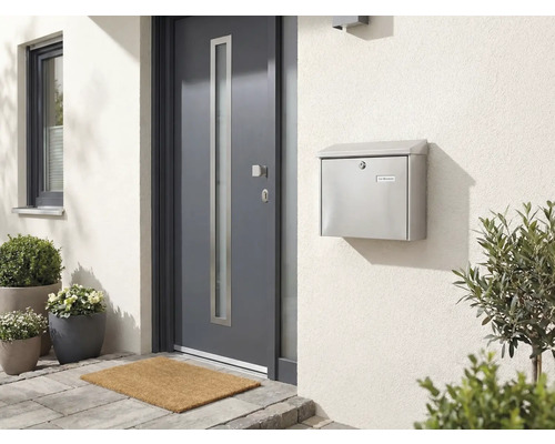 Voordeur met brievenbus aan een huismuur