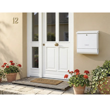 Entree met voordeur, brievenbus en bloempotten