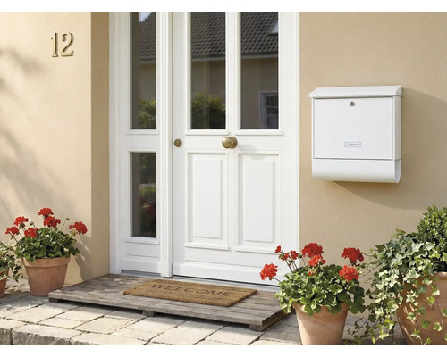 Entree met voordeur, brievenbus en bloempotten