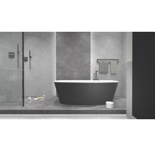 Moderne badkamer met vrijstaand bad, douche en handdoekradiator