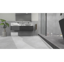 Moderne badkamer met wastafel, spiegel, douche en bad.