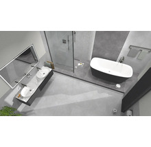 Lichte badkamer met dubbele wastafel, bad en douche