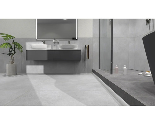 Moderne badkamer met wastafel, spiegel, douche en bad.