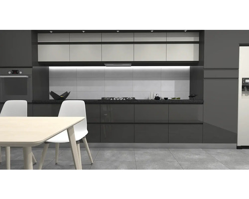 Moderne keuken met ingebouwde kasten, tafel en stoelen