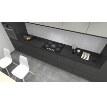 Keukenopstelling met keukenkasten, kookplaat, spoelbak en servies