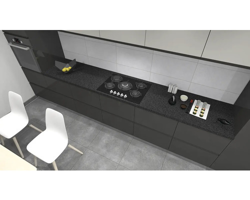 Keukenopstelling met keukenkasten, kookplaat, spoelbak en servies