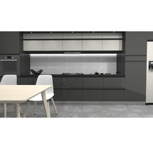 Moderne keuken met ingebouwde kasten, tafel en stoelen