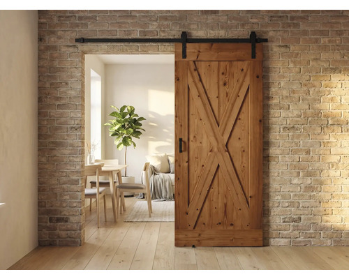 Houten schuifdeur in landelijke stijl voor een bakstenen muur