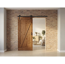 Houten schuifdeur met beslag voor een bakstenen muur