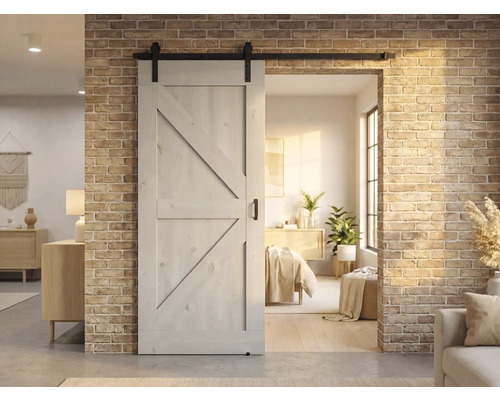 Houten schuifdeur met beslag voor een bakstenen muur