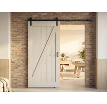 Houten schuifdeur in landhuisstijl met beslag voor een bakstenen muur