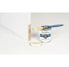 Verfblik, kwast en houten plaat met behandelde rand