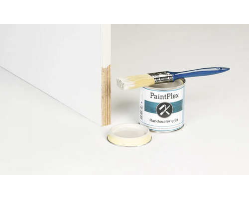 Verfblik, kwast en houten plaat met behandelde rand