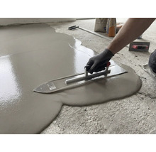 Egalisatie aanbrengen met een spaan op een vloer