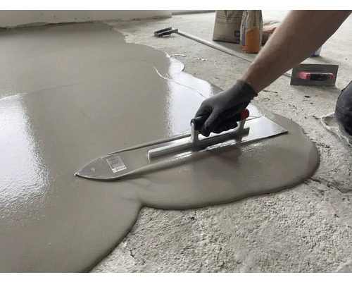 Egalisatie aanbrengen met een spaan op een vloer