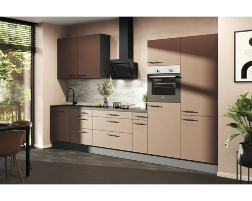 Moderne keuken met inbouwoven, afzuigkap, spoelbak en werkblad