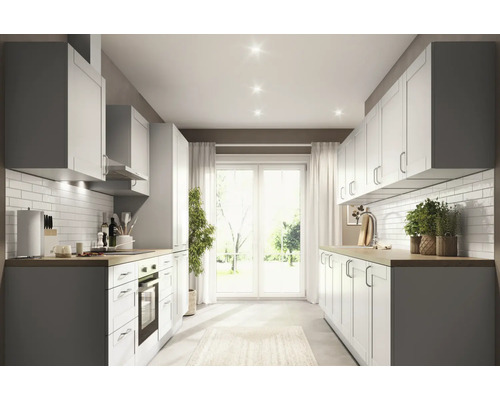 Lichte keuken met inbouwkasten, apparatuur en werkbladen