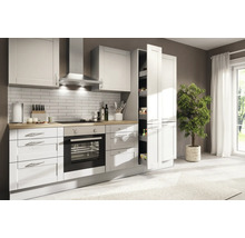 Lichte keuken met witte kasten, afzuigkap en rekken.