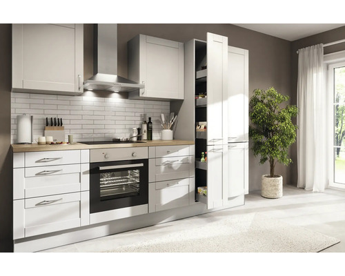 Lichte keuken met witte kasten, afzuigkap en rekken.