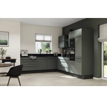 Moderne keuken met grijze kasten, zwart werkblad en roestvrijstalen grepen.