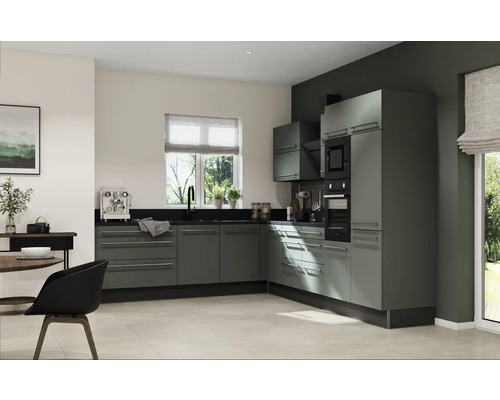 Moderne keuken met grijze kasten, zwart werkblad en roestvrijstalen grepen.