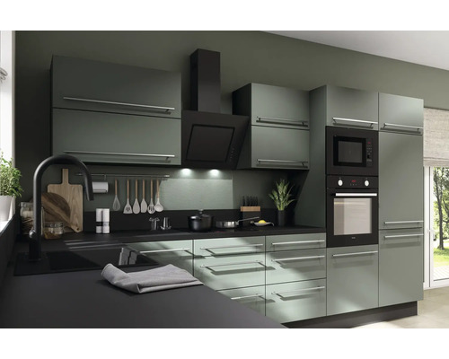 Moderne keuken met keukenkasten, afzuigkap, magnetron en oven.