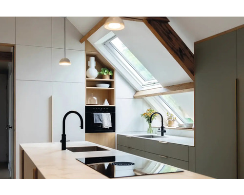 Lichte keuken met dakraam, kookeiland, spoelbak en inbouwkasten