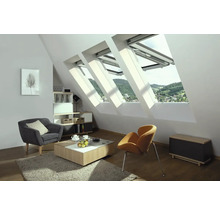 Lichte zolderkamer met dakramen en meubels