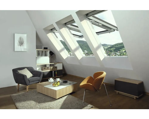 Lichte zolderkamer met dakramen en meubels